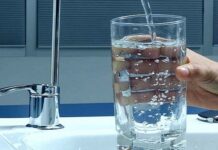 Какую воду пить в столице: бутилированную или из-под крана?