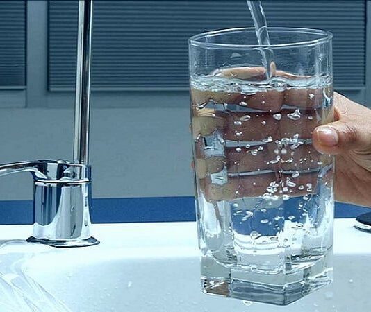 Яку воду пити в столиці: бутильовану або з-під крана?