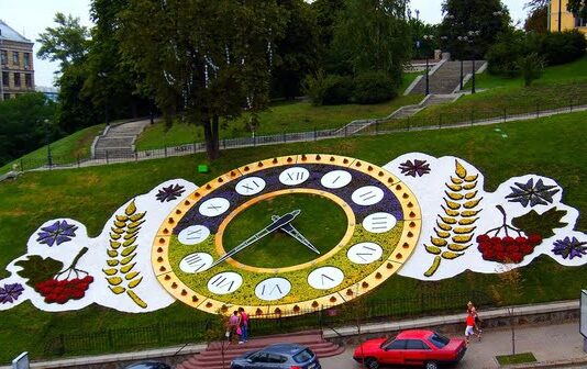 Цветочные часы на Майдане Независимости демонтируют