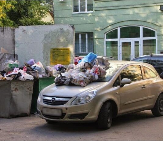 Если автомобиль заблокировал доступ к мусорным бакам