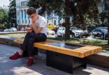 Зарядити телефон від лавочки? В Києві нові обладнання з сонячними батареями