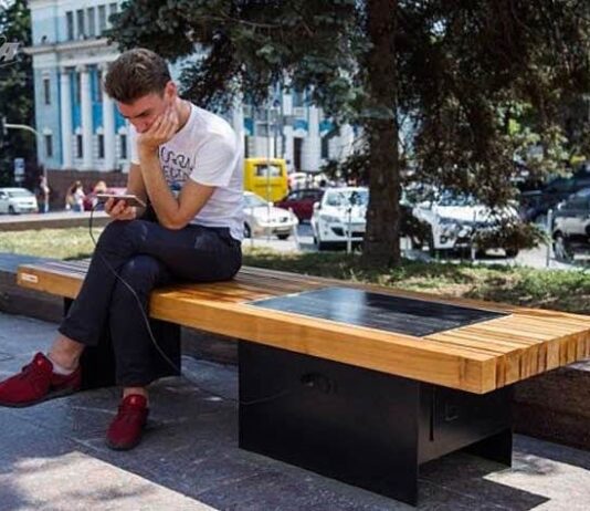 Зарядить телефон от лавочки? В Киеве новые оборудования с солнечными батареями