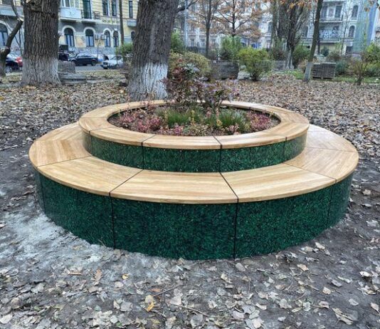 В Киеве появились скамейки с переработанного пластика