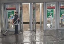 У Києві через зливу затопило метро і супермаркет