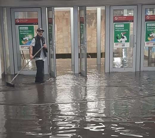 У Києві через зливу затопило метро і супермаркет