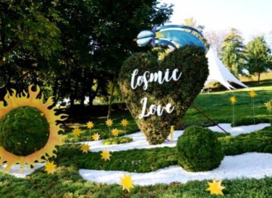 Цветы и романтика: в Киеве открыли цветочную выставку «Истории любви» співоче поле