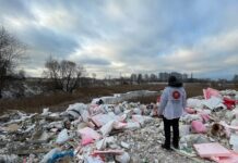 У Києві біля метро “Харківська” розгорнули незаконне сміттєзвалище