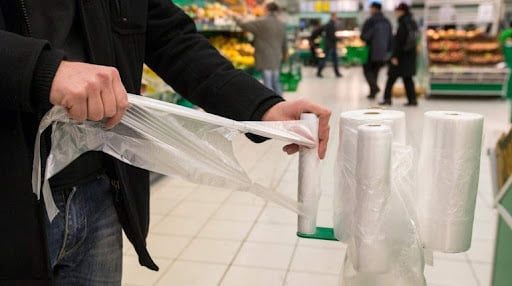 В київських супермаркетах готуються до заміни пластикових пакетів: як це буде