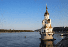 Церковь на воде, которая дает силу: история необычной религиозной памятки Киева