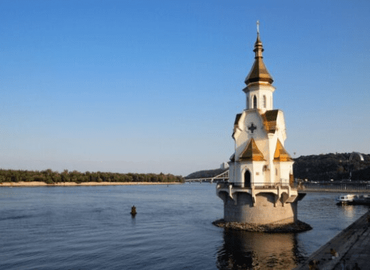 Церковь на воде, которая дает силу: история необычной религиозной памятки Киева