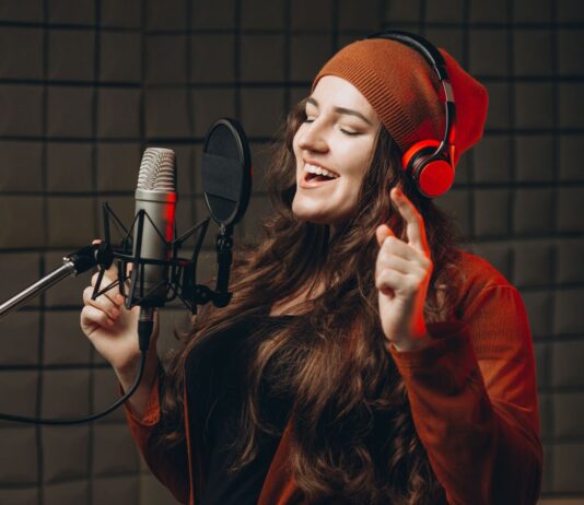 Озвучивание рекламы: выбор между женским и мужским голосом