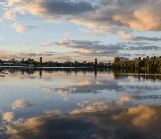 Где отдохнуть у воды в Киеве и поблизости?